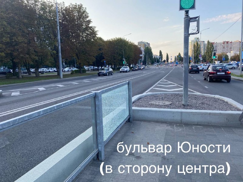 Остановка по центру дороги. Забор у остановки. Заграждения у остановок в Москве.