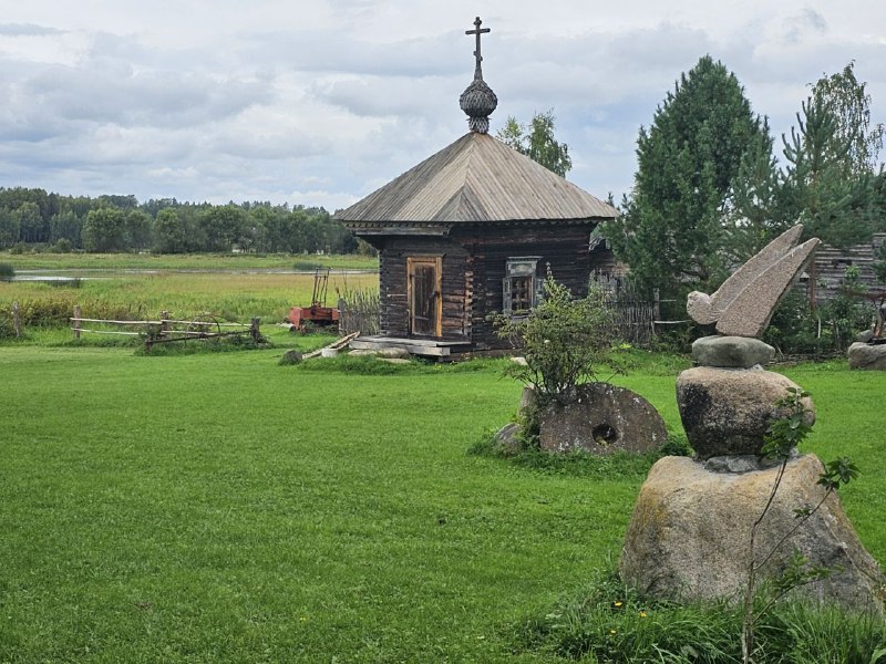 Часовенка Александра Невского королёв осенью