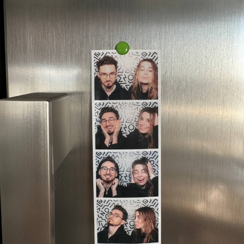 Попали под жоский ливень, поэтому пришлось прятаться в фотобудке     Монтиров...