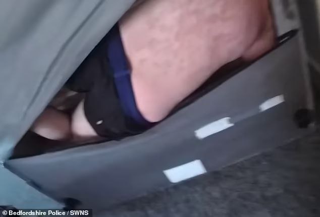 Полицейские из Британии пришли в дом подозреваемого с ордером на его арест. З...