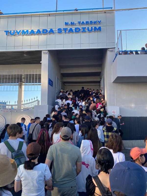 Говорят давка происходит при входе в стадион на открытии игр Дети Азии. На Ко...