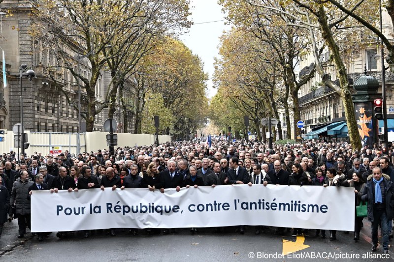 французский десятилетие. французский десятилетие. франция на французском языке. человек с флагом франции. франция политика.