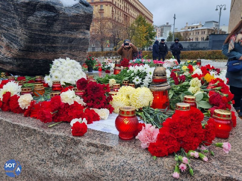 Цветы к соловецкому камню