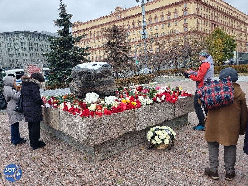 Цветы к соловецкому камню