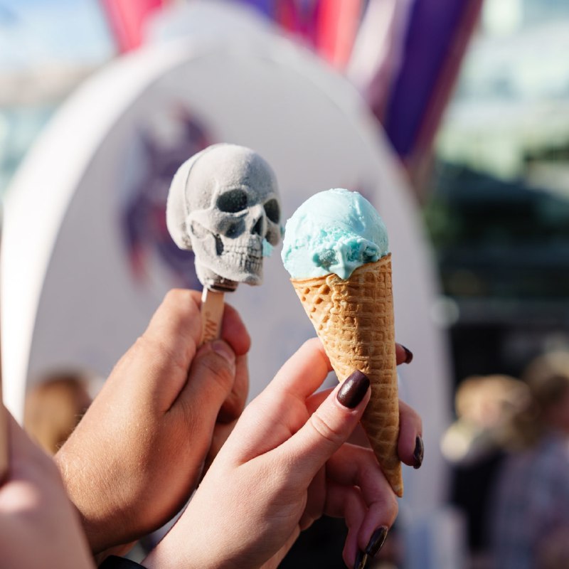 раздача мороженого. мороженое рожок. мороженое рожок. человек мороженое. необычное мороженое.