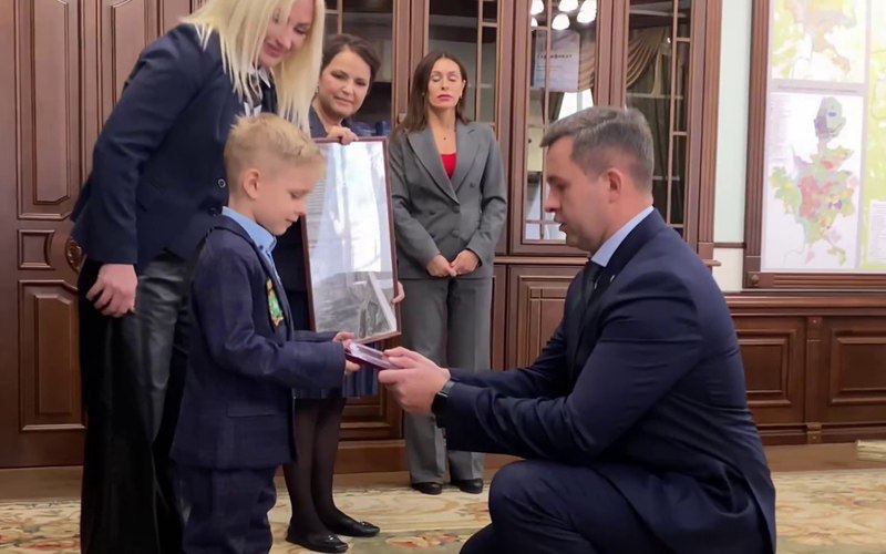 24 Февраля в Томске вручили награды. Отец награждал сына