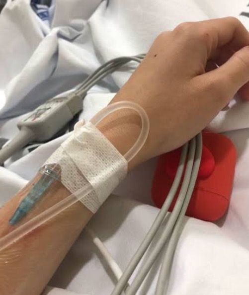 Аққұбаның барлық тесіктерінде қара адам Эротикалық әуесқойлар