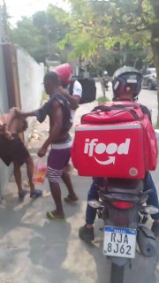 HOMEM TOMA MASSAGEM APÓS SER ACUSADO DE ROUBO NA TAQUARA