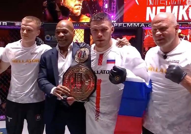 Федор Емельяненко и Майк Тайсон с Вадимом Немковым, выигравшим | Спорт ...