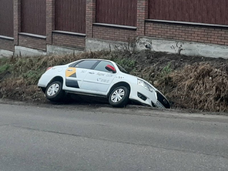 Такси паркуется во дворе