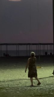 тут должна быть только одна подпись.                 «мы?»