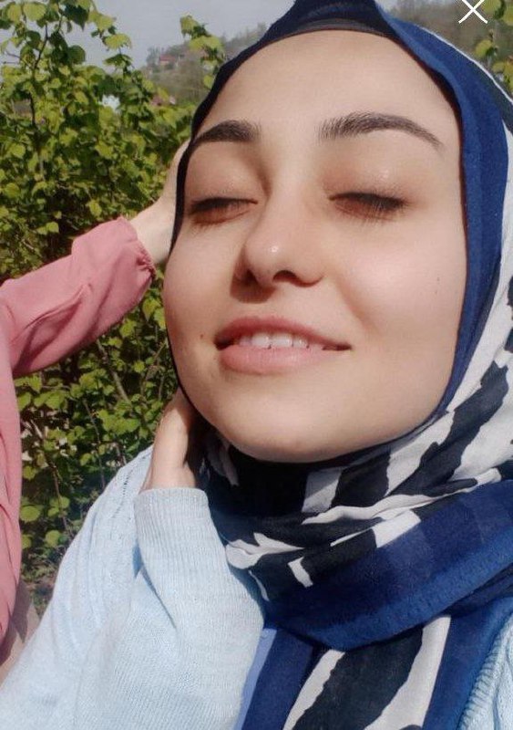 Türbanlı Eda ve Üniversiteli Yaren, İstanbul'da Yaşıyorlar. Ta ...