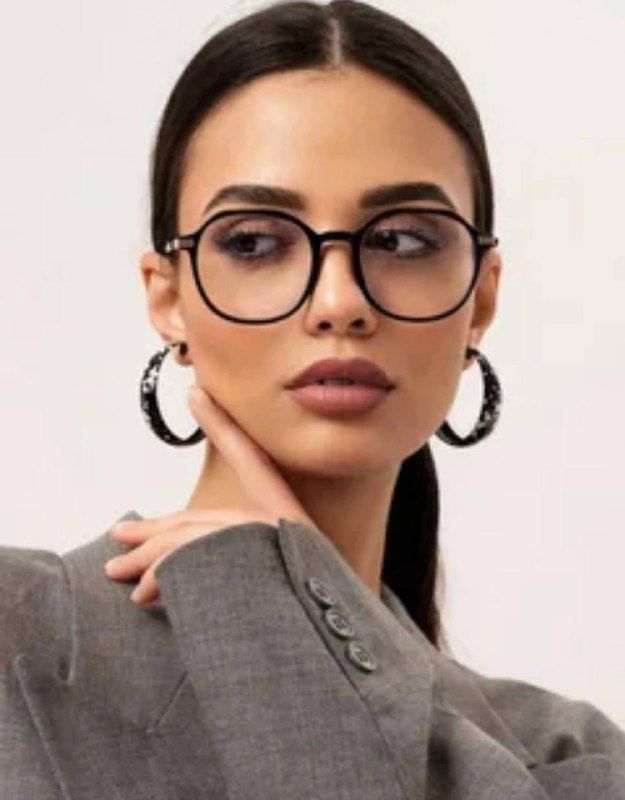 Нужна модель на съёмку имиджевых очков для маркетплейса.   Требования:   Возр...