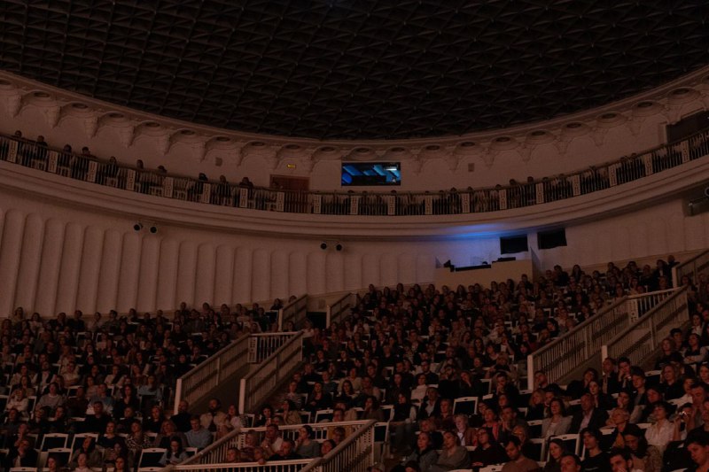 Юбилейный концерт зал. Концертный зал Чайковского балкон 2 ярус. Зал Чайковского терминал 4. Концертный зал Чайковского Улан-Удэ.