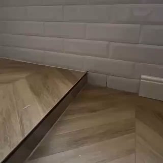 Соединение плинтуса на ступеньке  Следуя этому видео, вы сможете легко и акку...