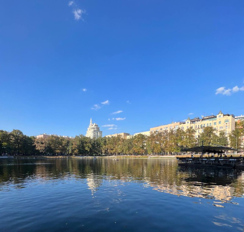 Погода в роскошное. Патриаршие пруды МГУ. Сквер Патриаршие пруды. Церковь на Патриарших прудах. Патриаршие пруды Москва элитный район.